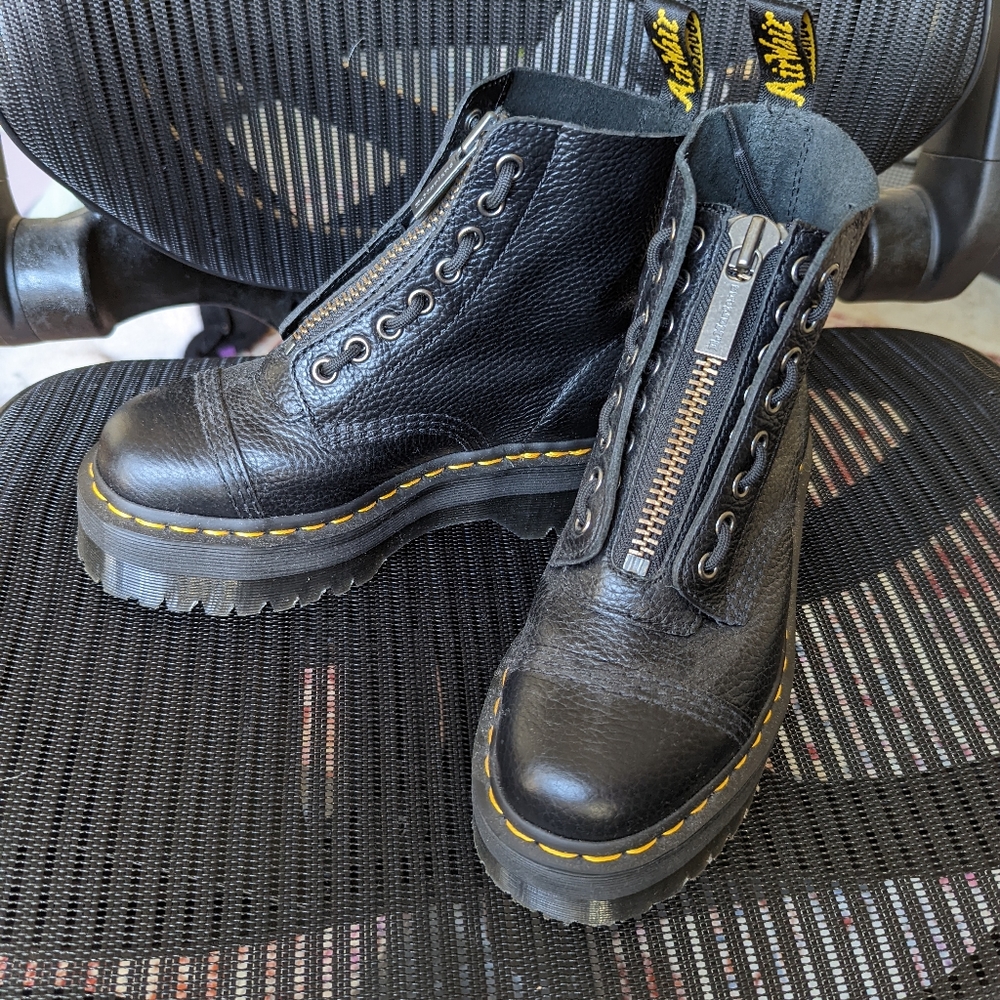 Dr. Martens Sinclair Boots in pebbled black leather!
